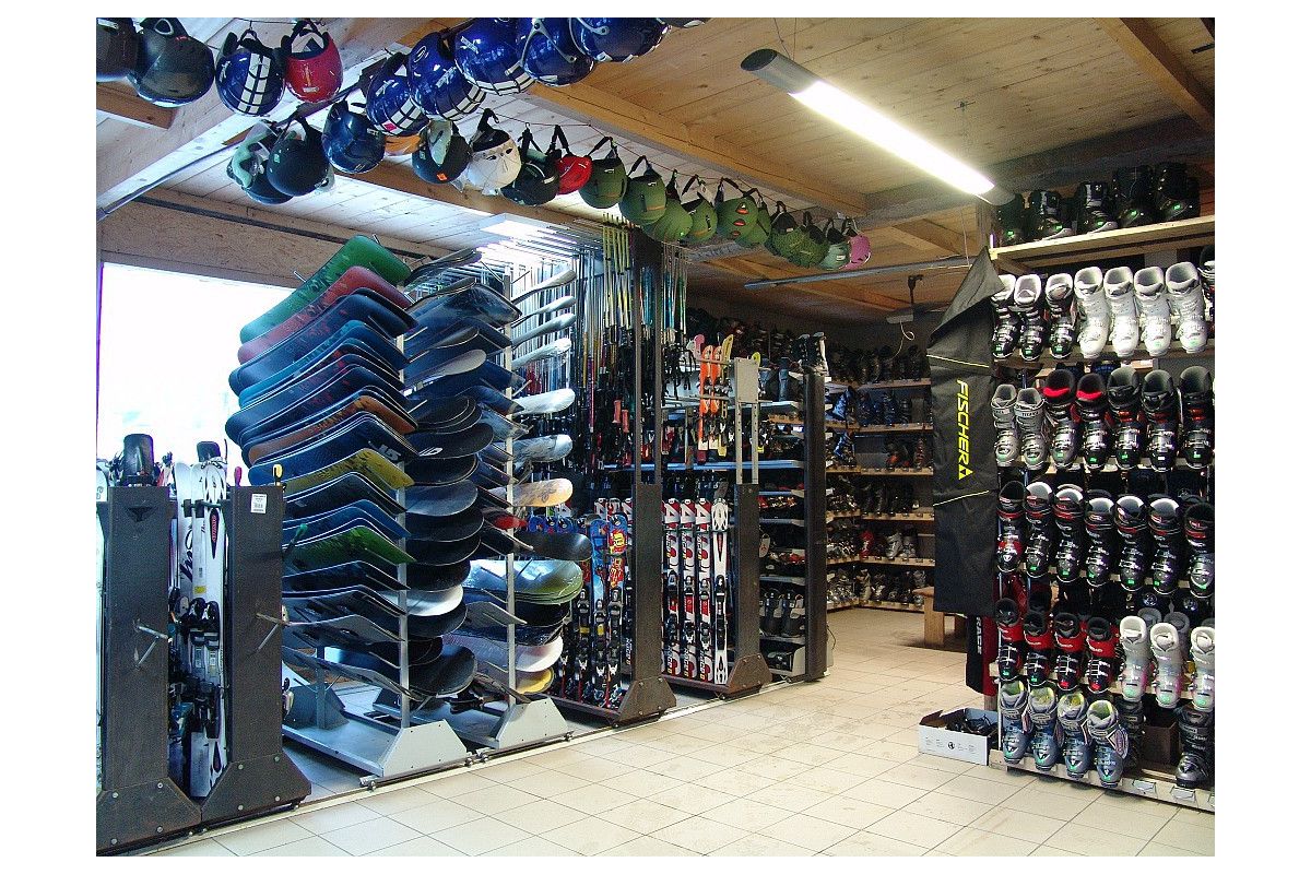 Właściciel Sklepu Sportowego Ogłosił Wyprzedaż Sprzętu Narciarskiego Sklep i wypożyczalnia sprzętu narciarskiego - Chlebek Sport