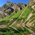Czarny Staw Gąsienicowy a powyżej szczyt Kościelca. Kościelec - szczyty - szczyt - Tatry