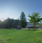 Dolina Kościeliska - sielankowa sceneria. Bacówka z prawdziwymi oscypkami. Dolina Kościeliska - doliny - dolina - Tatry