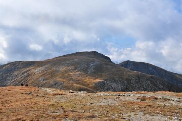 Ciemniak na drugim planie z przodu Krzesanica Ciemniak - szczyty - szczyt - Tatry