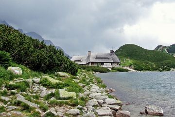 Przedni Staw Polski w oddali i Wielki Staw Polski na pierwszym planie - Dolina Pięciu Stawów Polskich Przedni Staw Polski - stawy i wodospady - staw / wodospad - Tatry