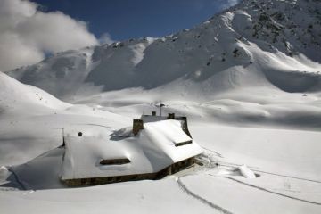 Schronisko PTTK w Dolinie Pięciu Stawów Schronisko PTTK w Dolinie Pięciu Stawów - schroniska - schronisko - Tatry